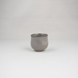 しずくをイメージしてしもぶくれ型に引いたお猪口