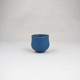 しずくをイメージしてしもぶくれ型に引いたお猪口